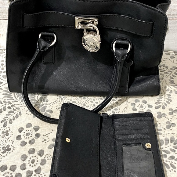 Michael Kors shoulder bag EUC with wallet - Picture 3 of 6